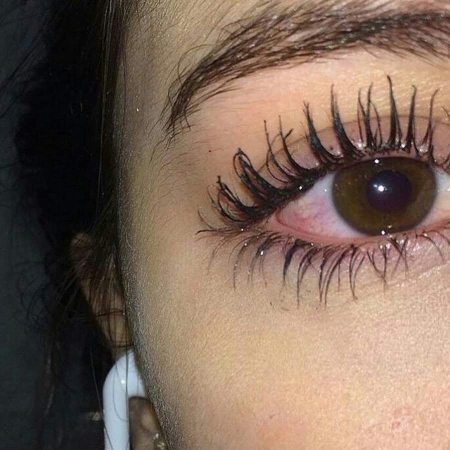 Девушка с заплаканными глазами