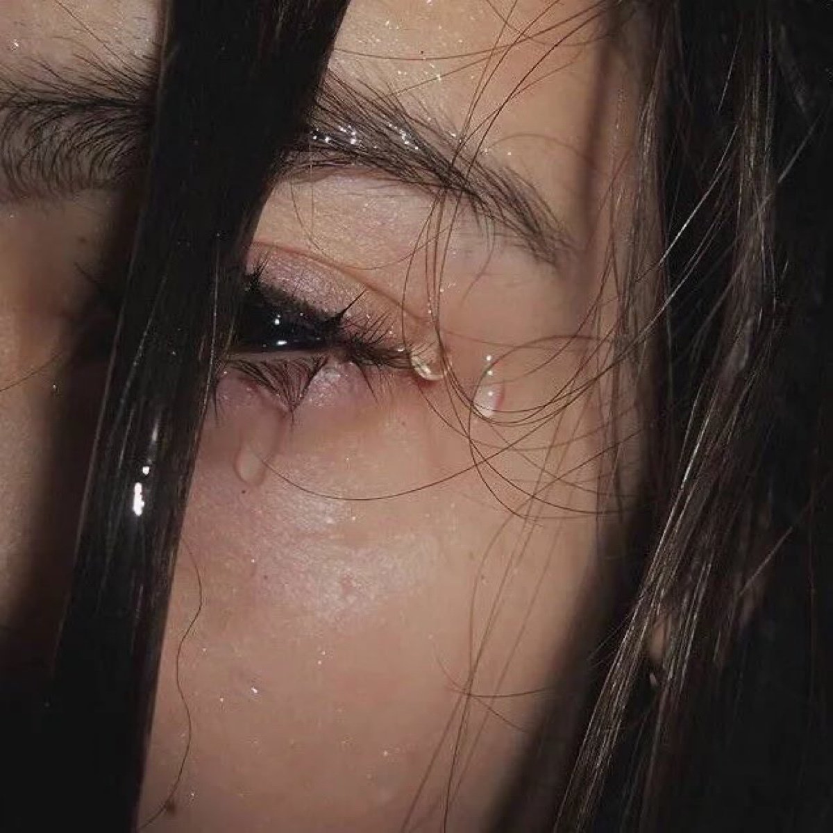 Заплаканное лицо девушки на пол лица