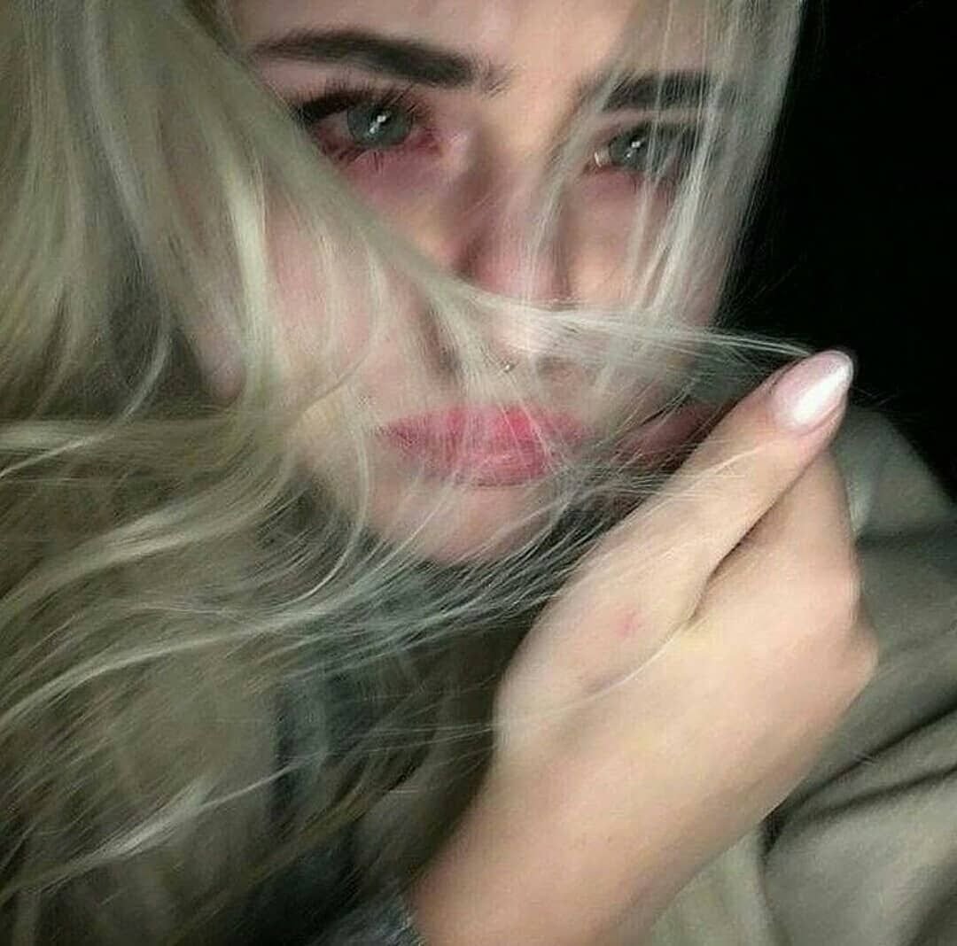 Девушка в хиджабе плачет