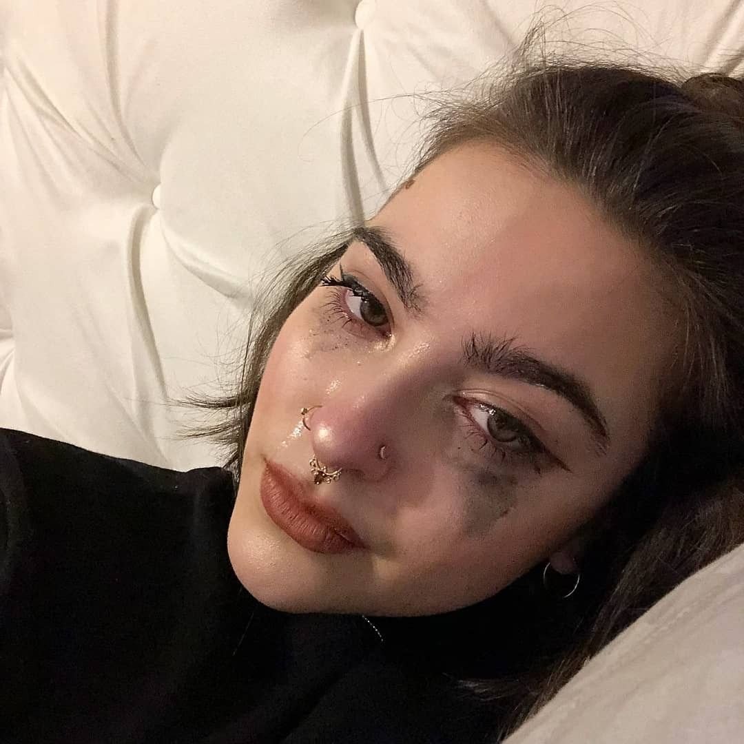 Девушка со слезами на глазах на аву