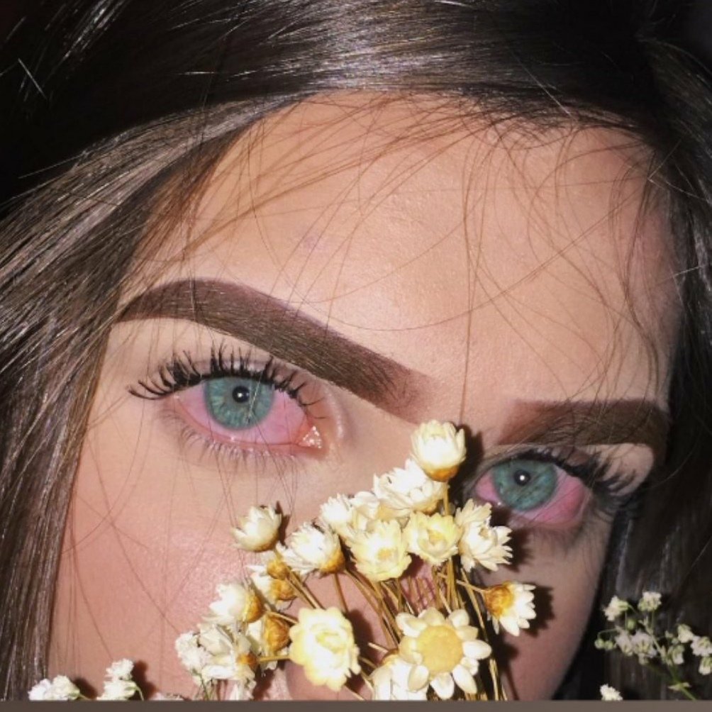 Девушка с заплаканными глазами