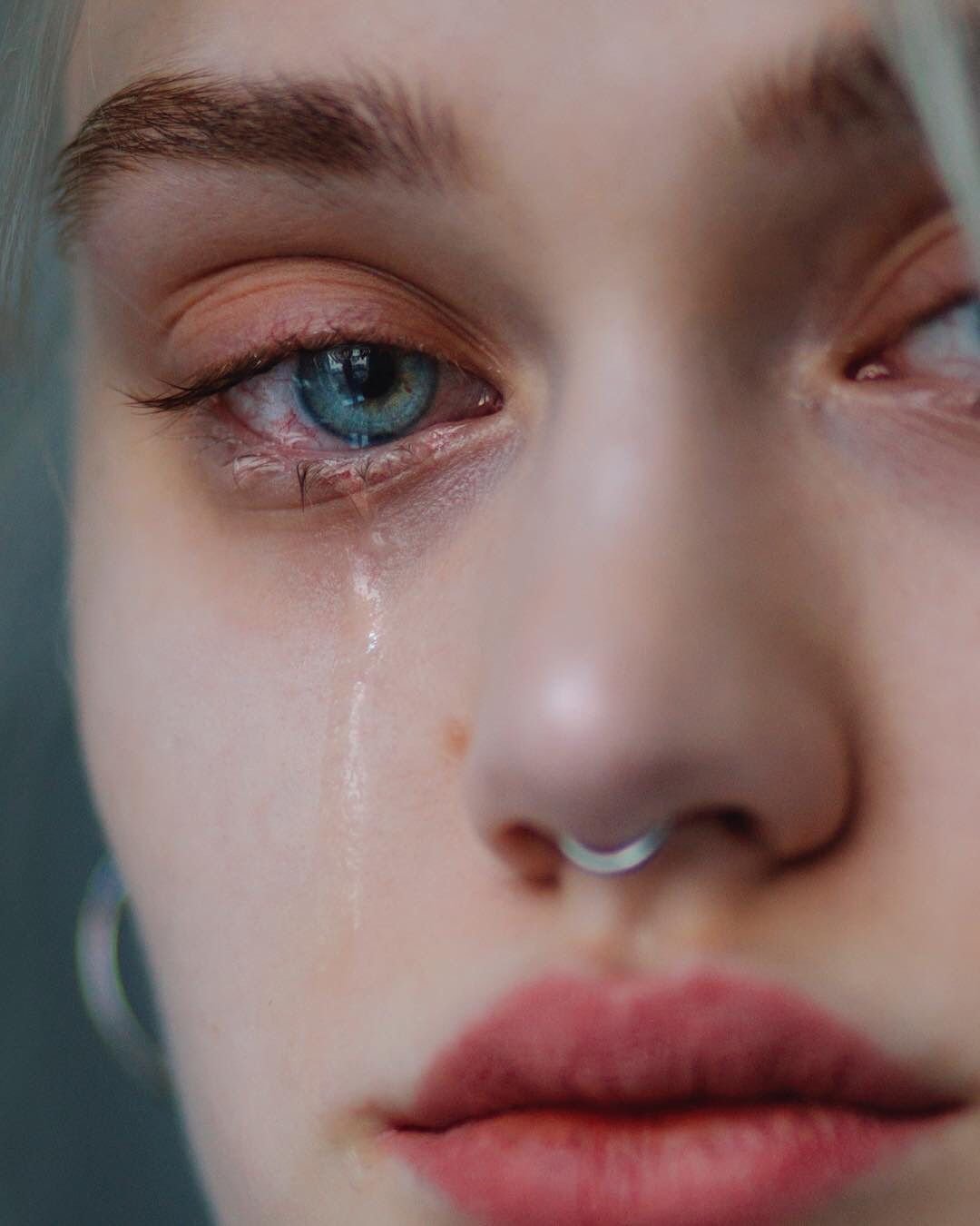 Красные заплаканные глаза