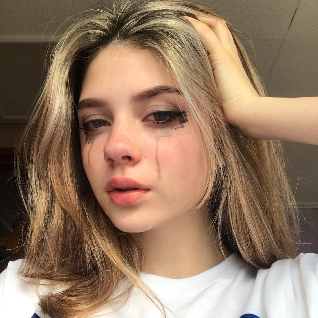 Лицо заплаканной девушки