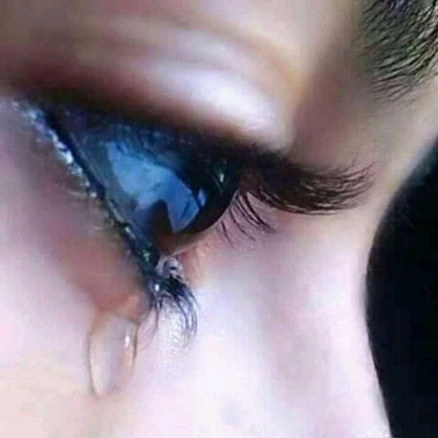 Слеза на щеке девушки