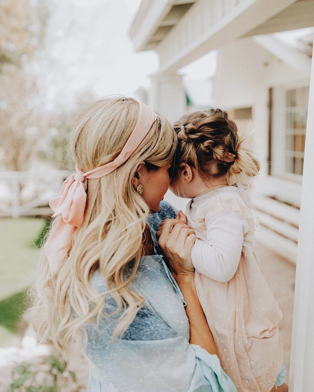 Девочка с мамой