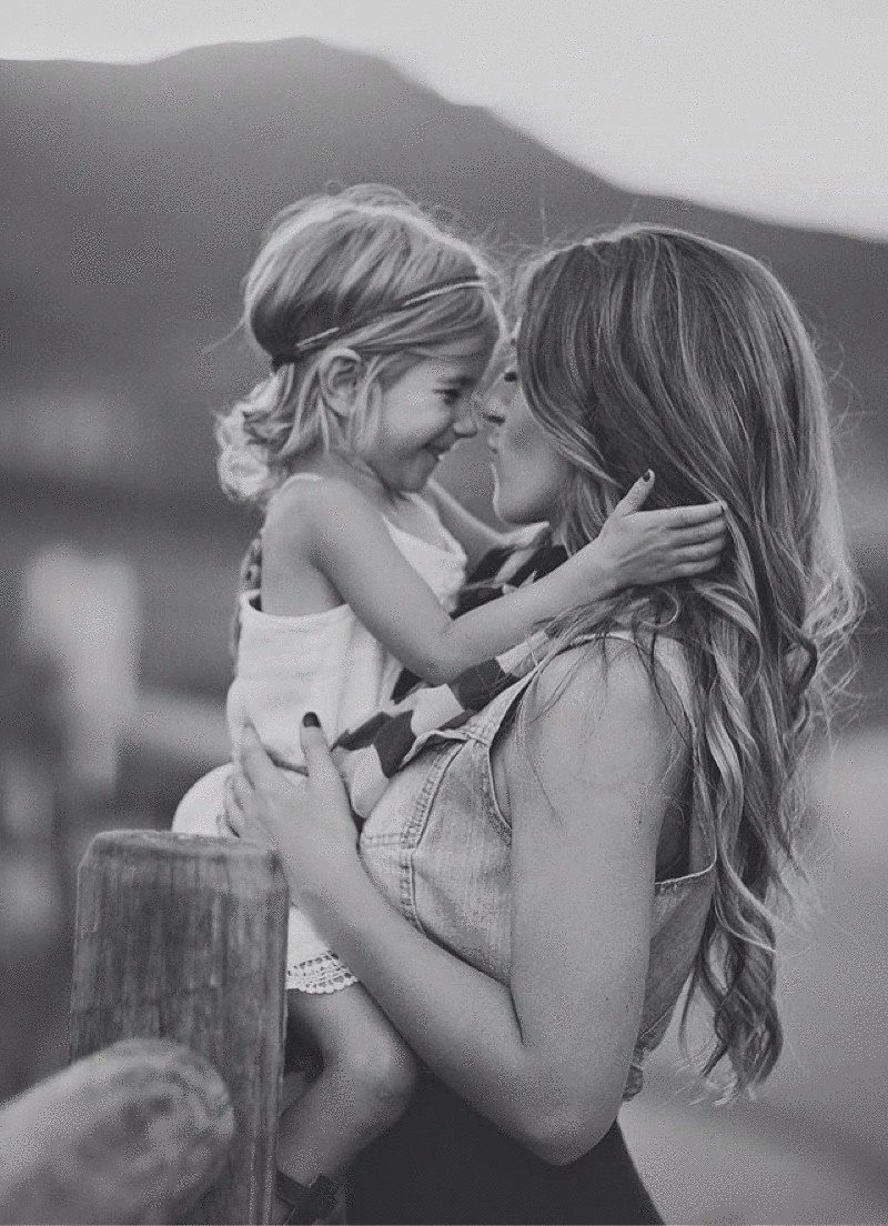 Мама с дочкой обнимаются