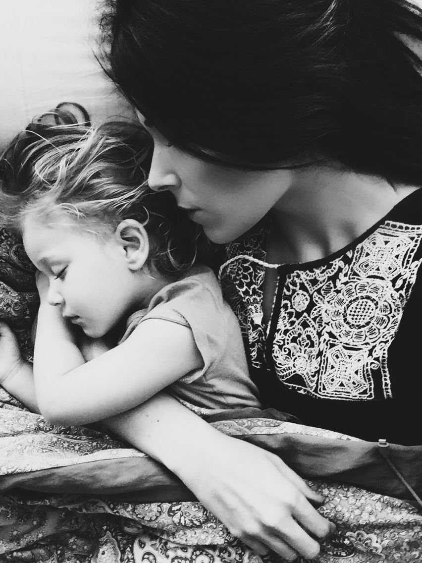 Девочка с мамой