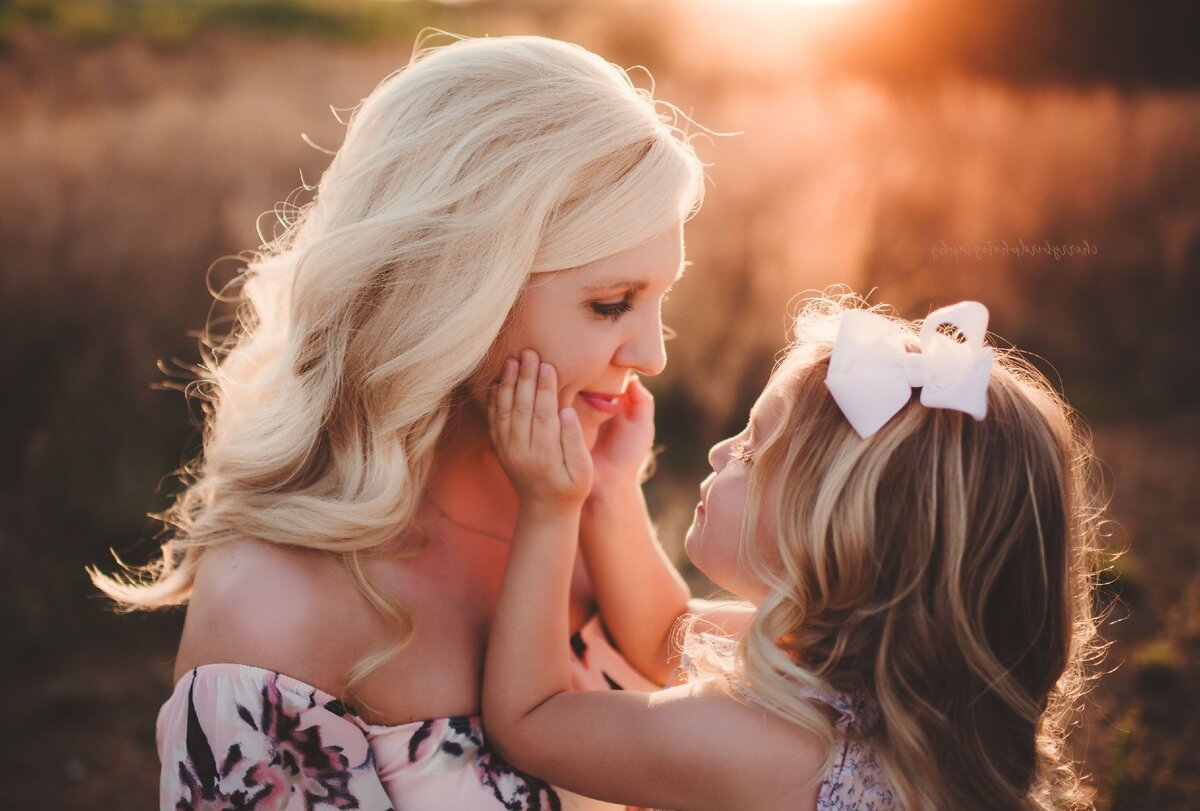 Счастливые мама и дочь