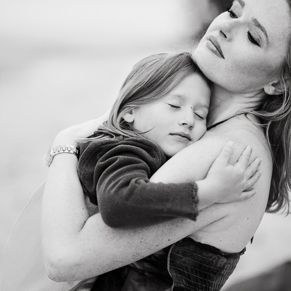 Мама с дочкой обнимаются