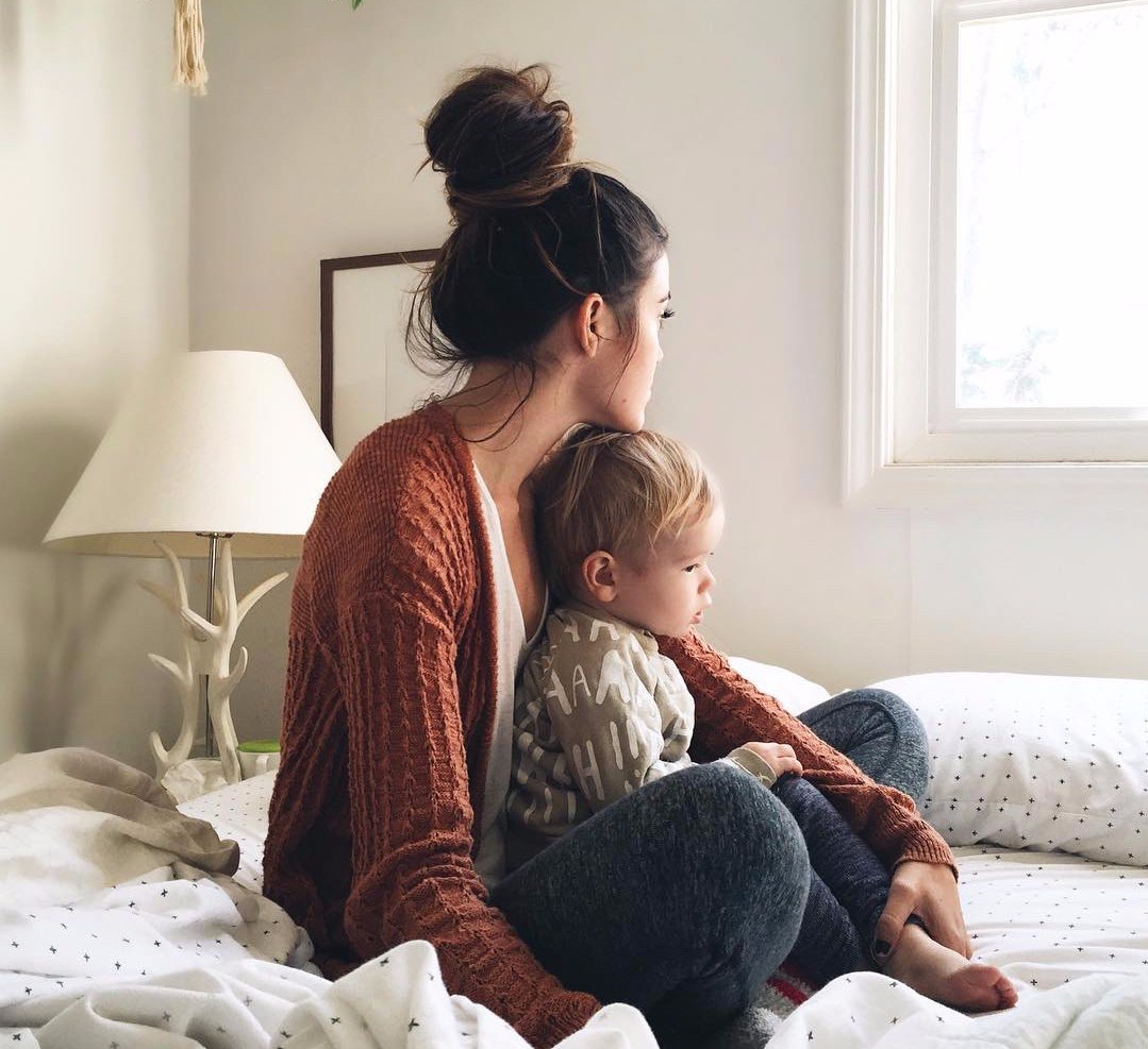 Брюнетка с ребенком