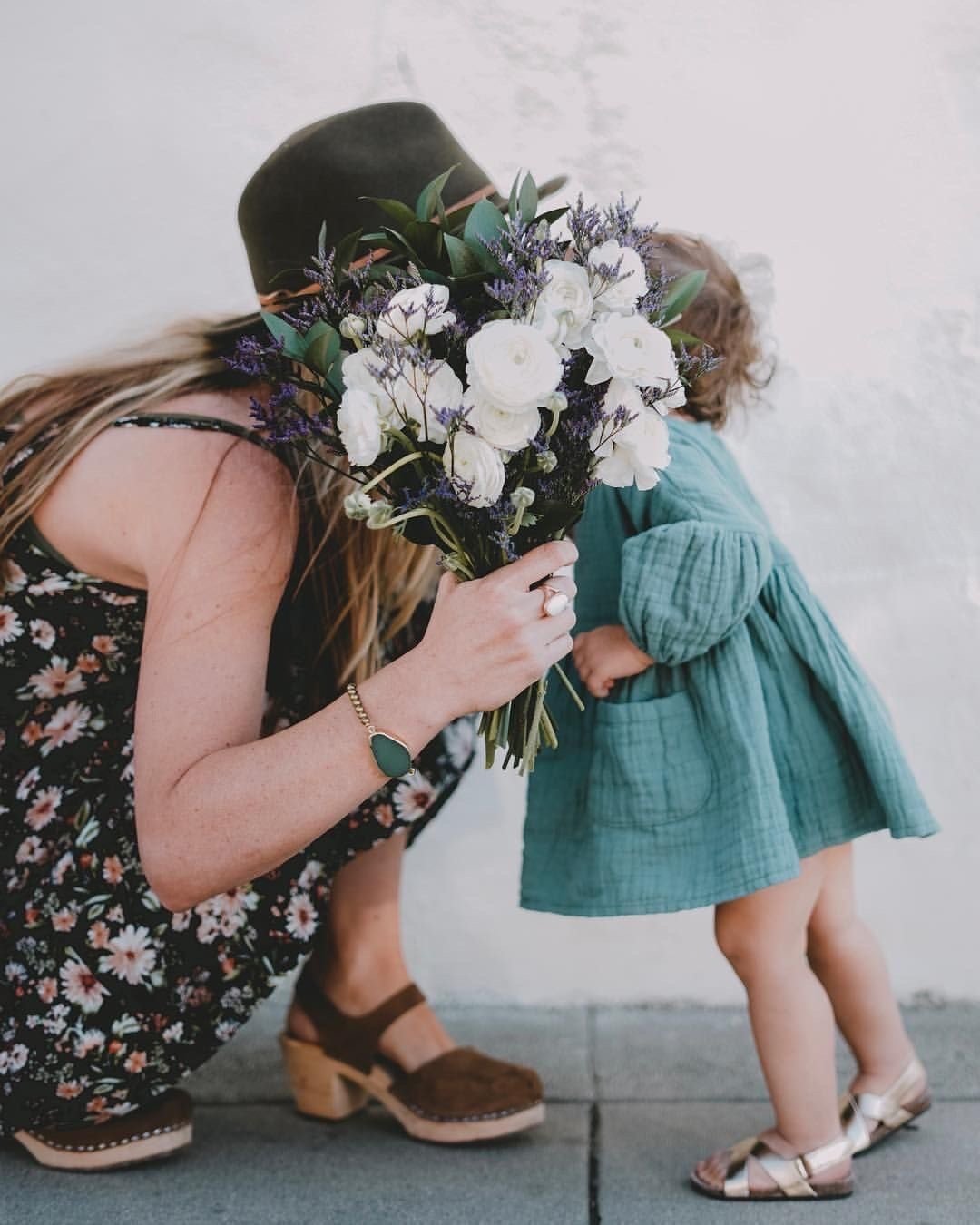 Мать с дочкой со спины