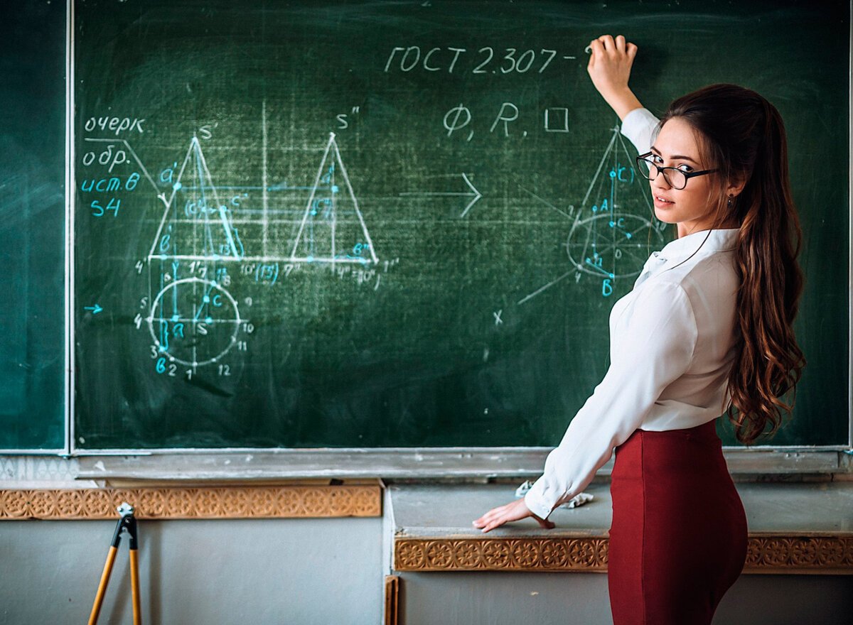 Школьник дарит цветы учителю