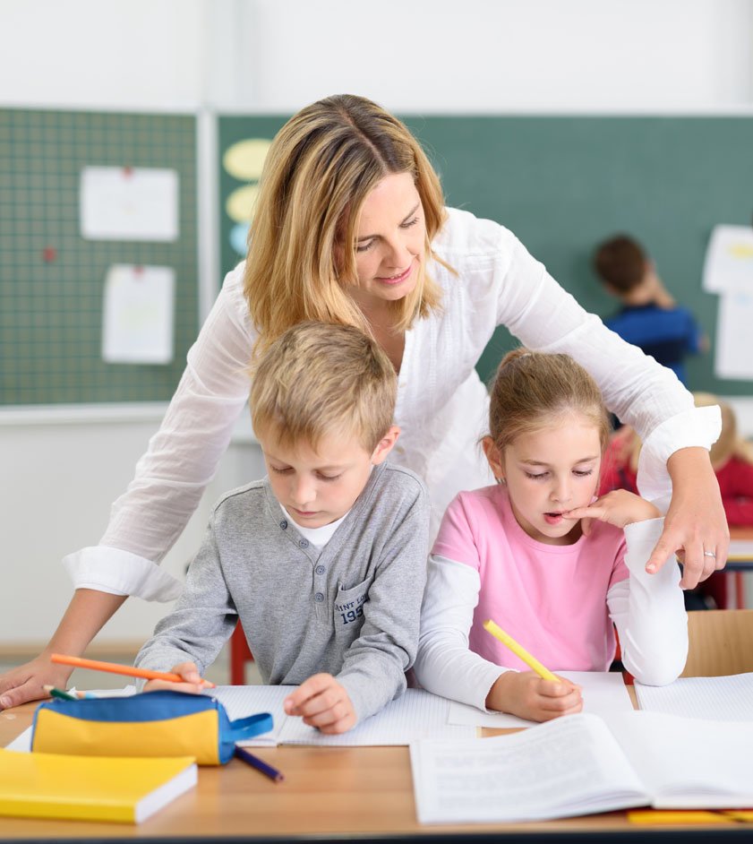 Ученик дарит цветы учителю