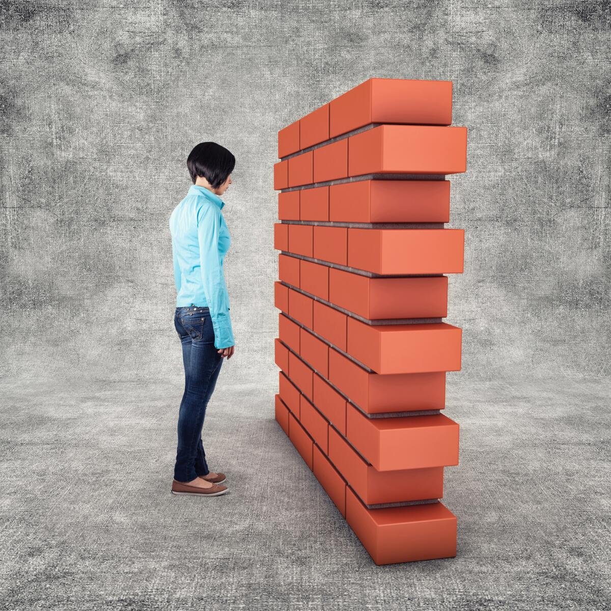 Человек перед стеной