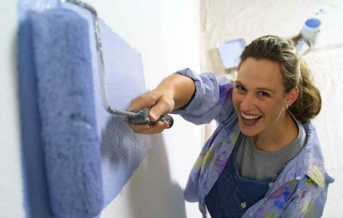 Маляр на белом фоне