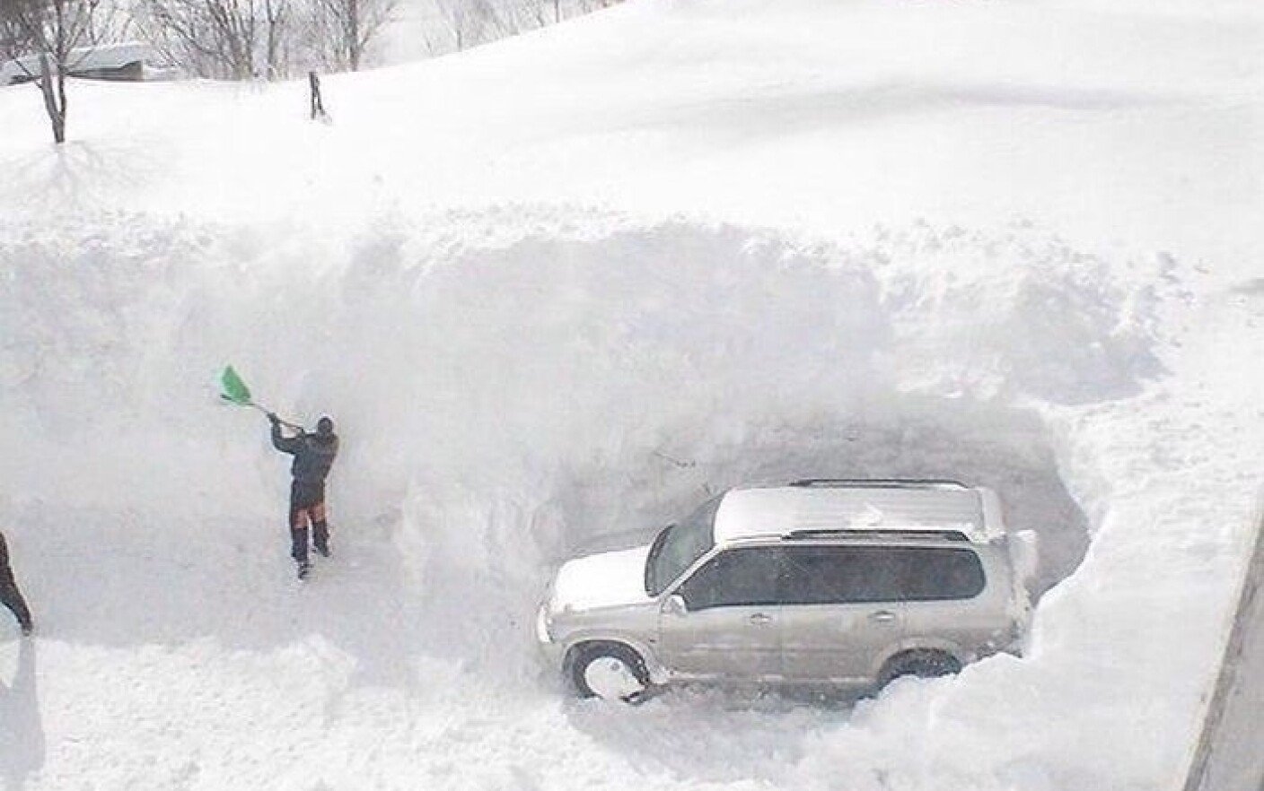 Откопала или откапала. Сугробы на Камчатке. Машина в сугробе. Очень много снега. Машина в снегу.