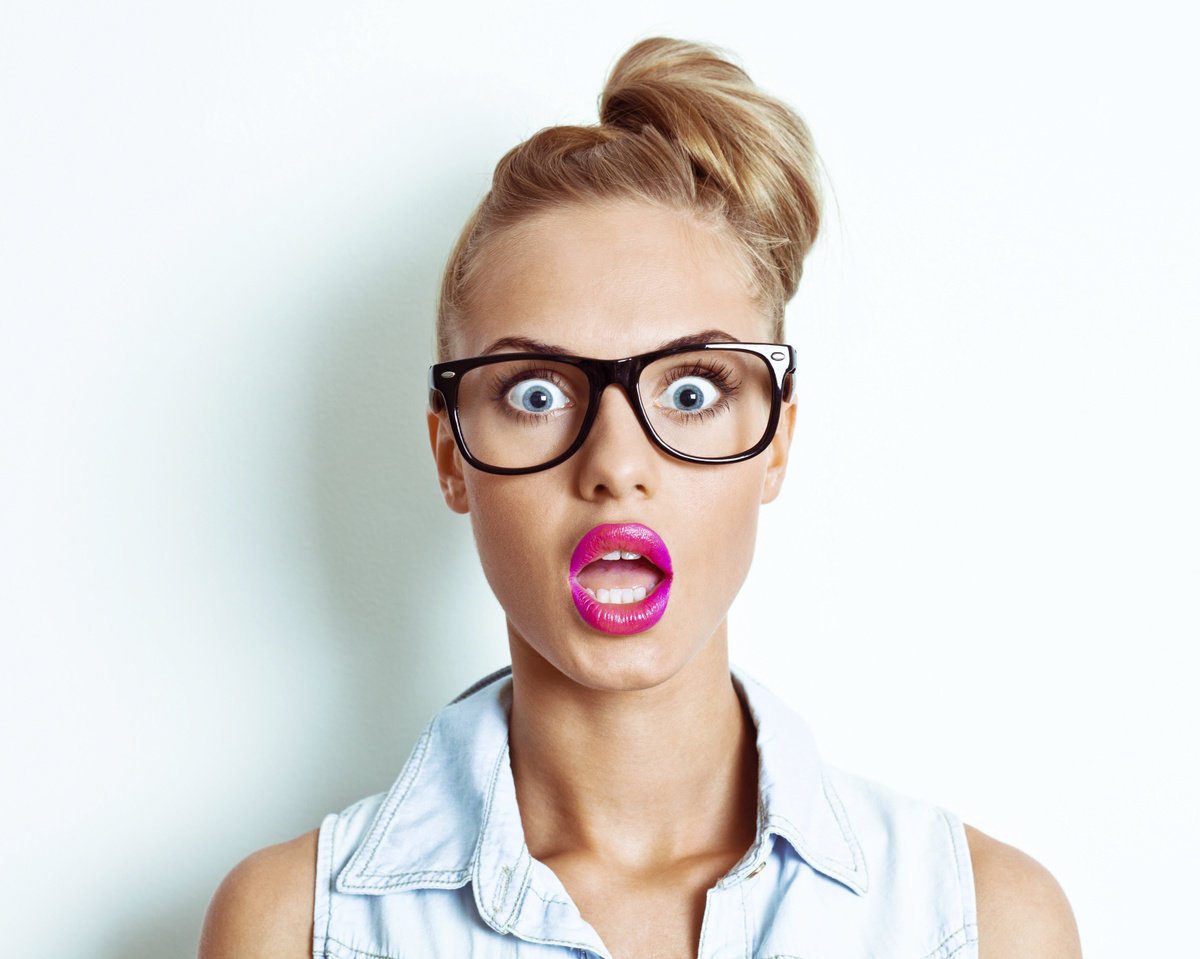 Поп арт удивленная девушка