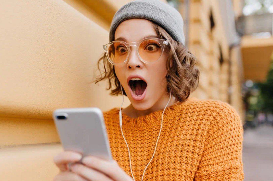 Красивая девушка в шоке