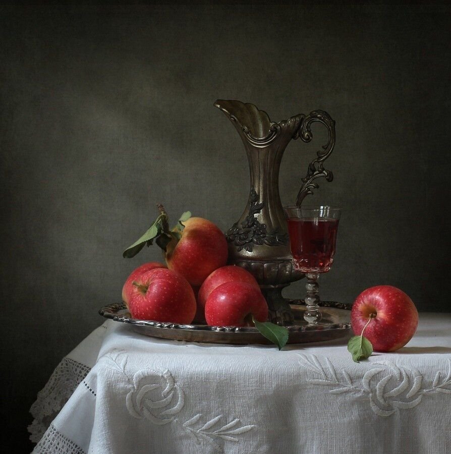 Натюрморт с яблоками
