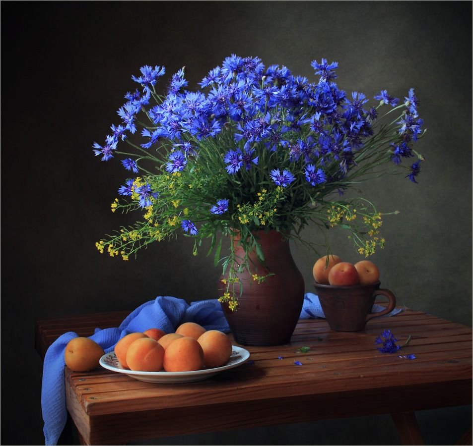 Натюрморт с желтыми тюльпанами