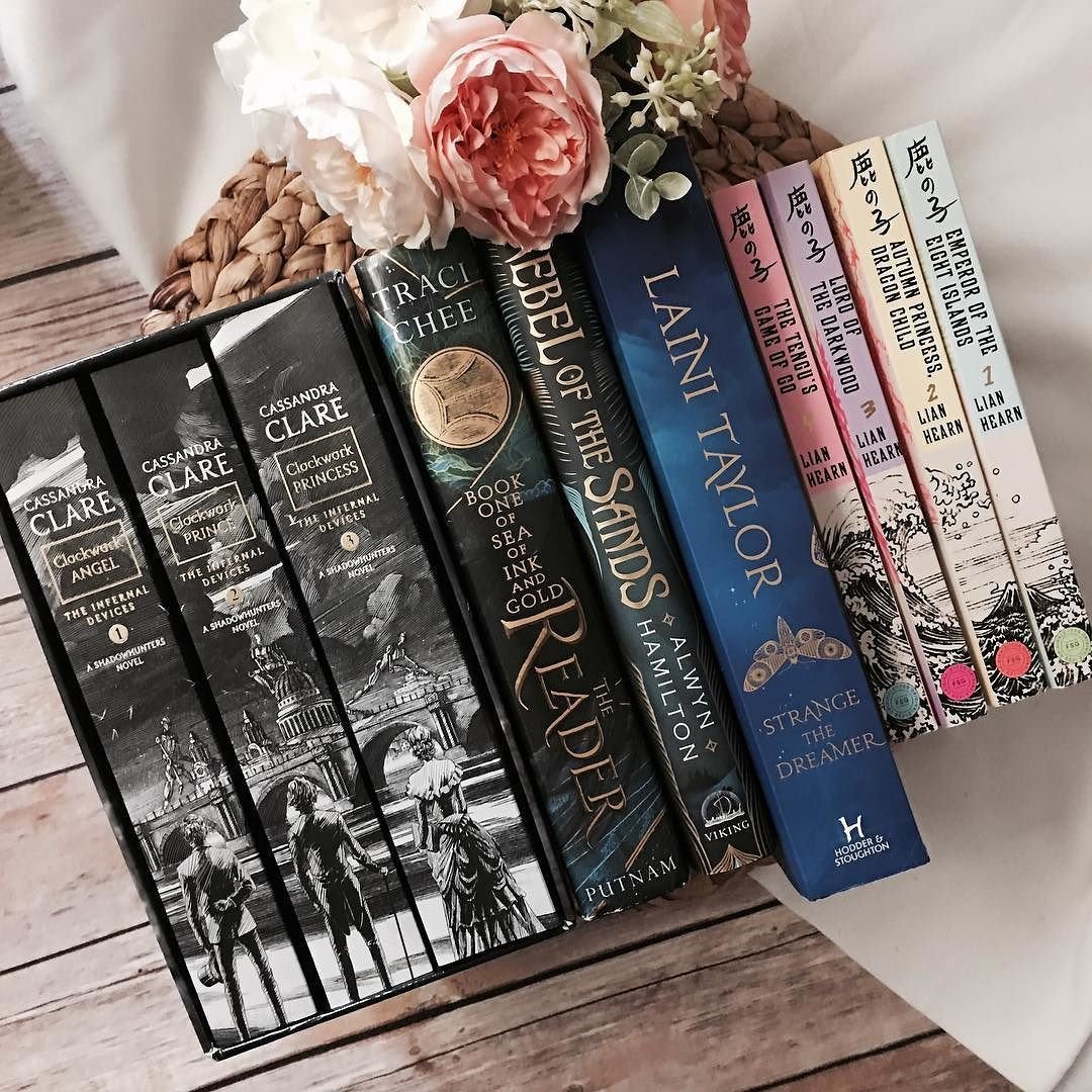 Стопка книг вид сверху