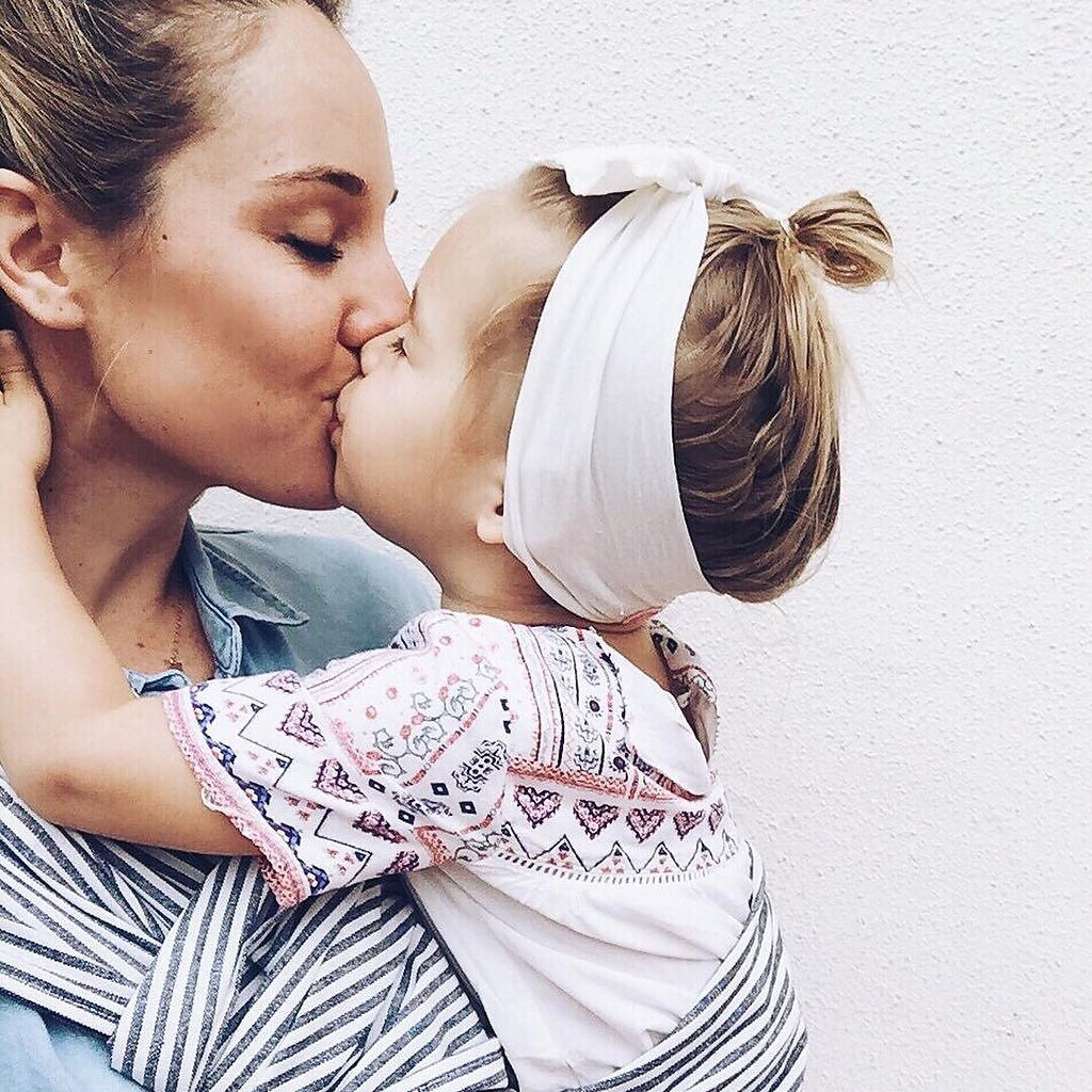 Мама целует дочку