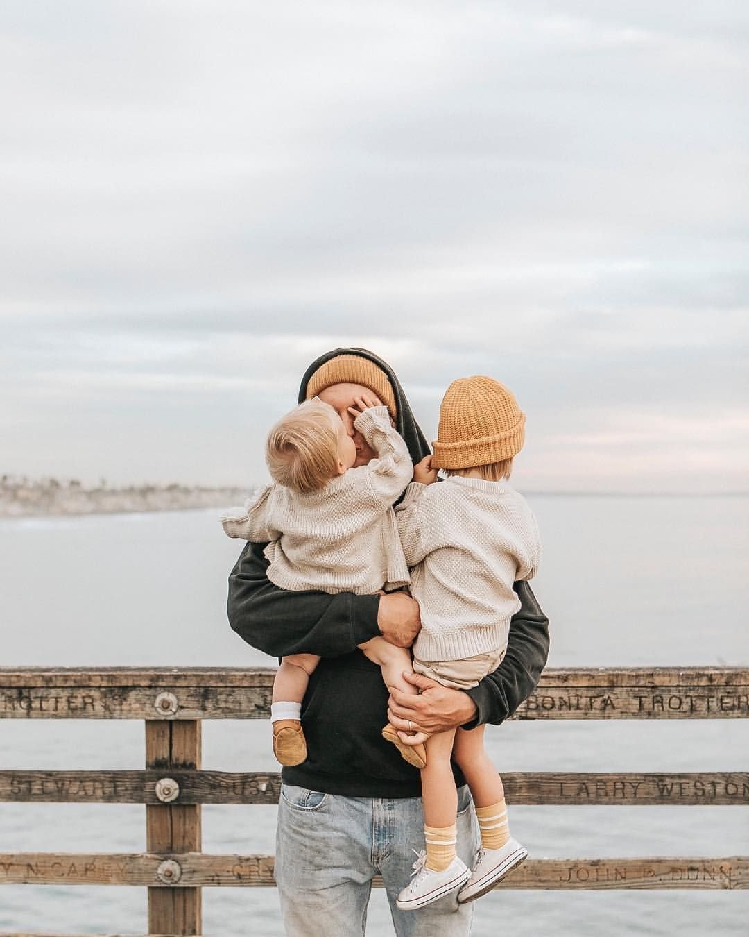 Рука мамы и двух детей