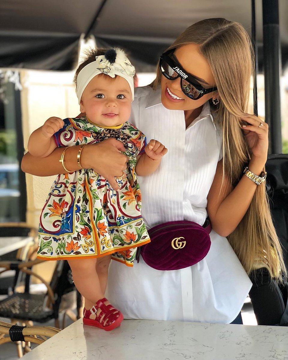 Маленькие мальчик и девочка