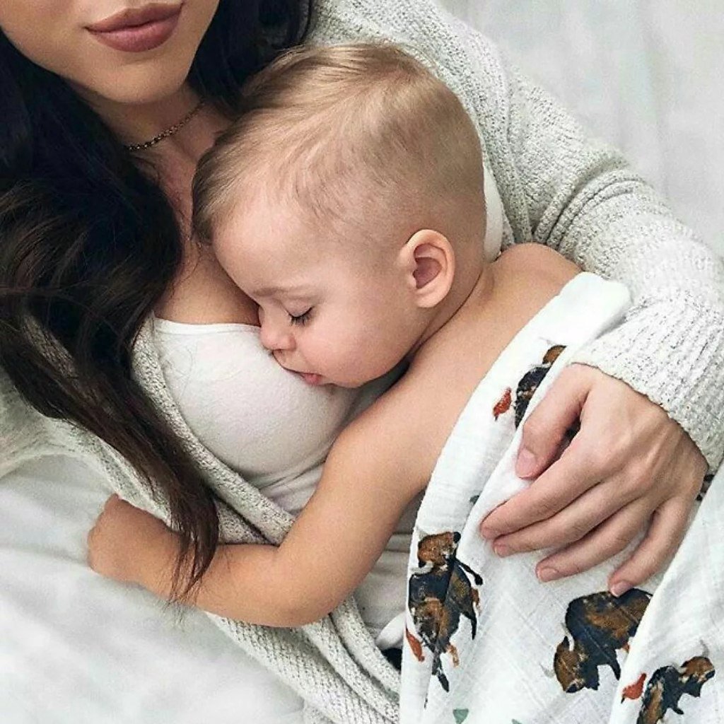 Брюнетка с младенцем