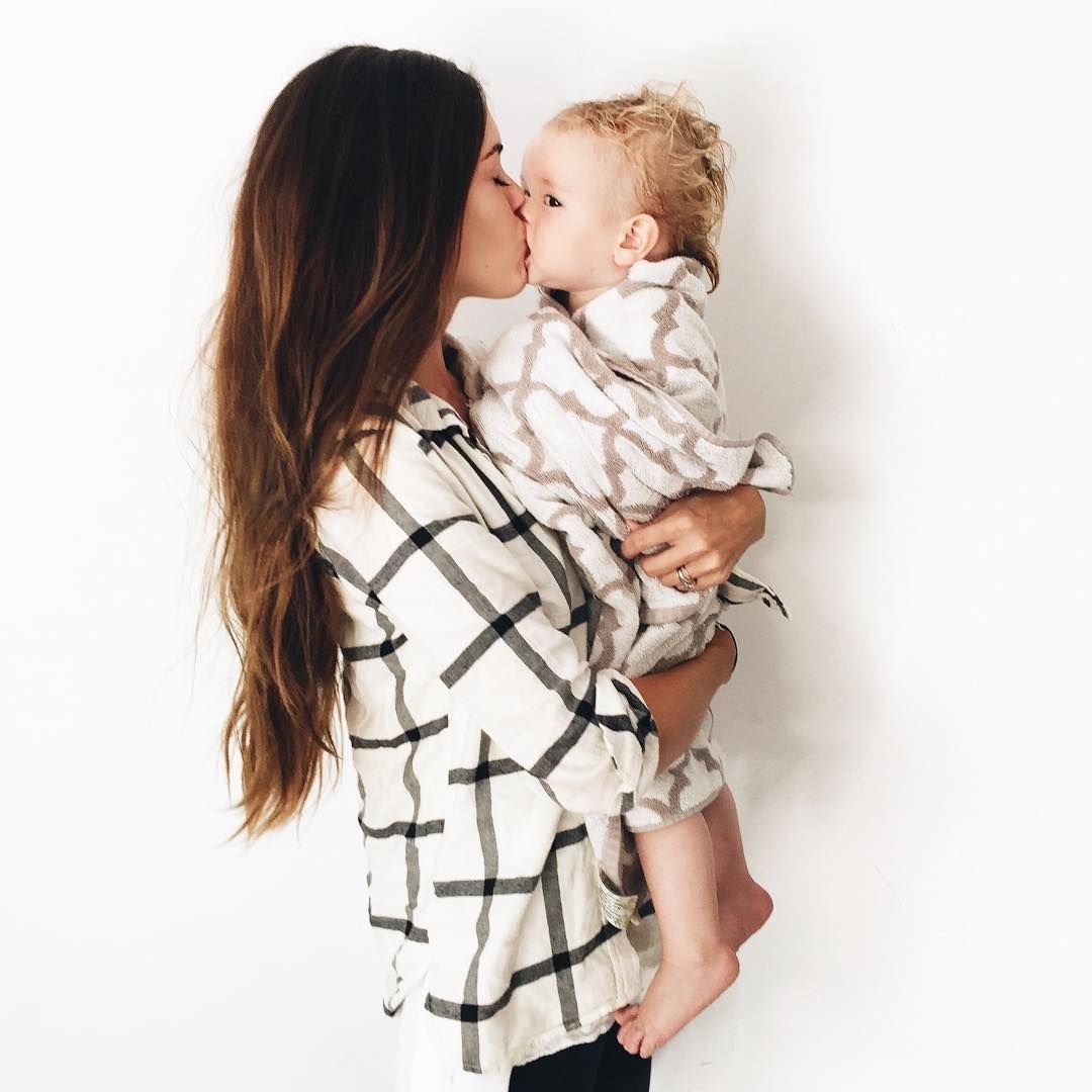 Современная мама с ребенком