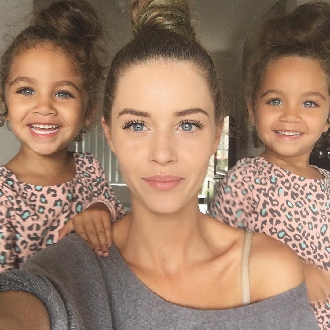 Мама и малыш без лица