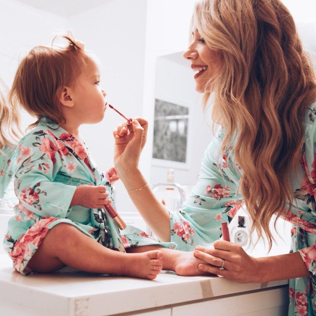 Современная мама с ребенком