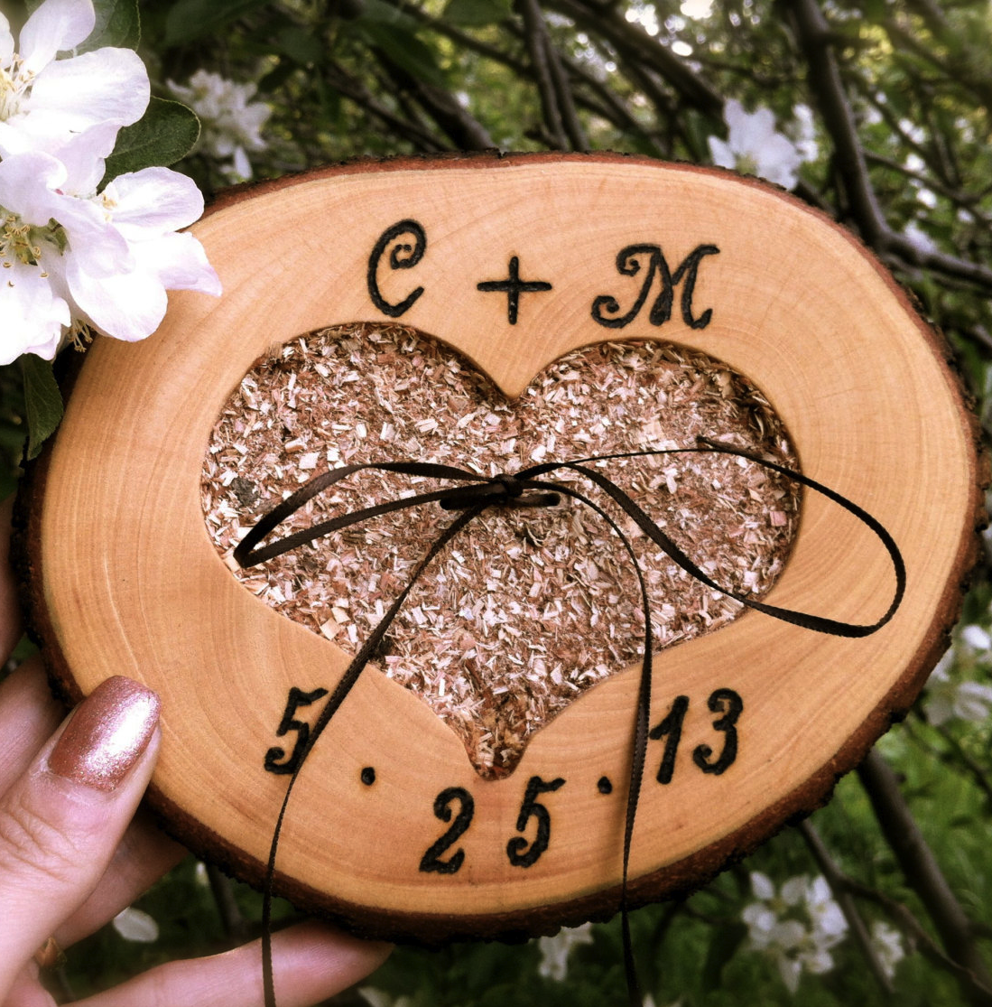 Свадебные кольца на спиле дерева