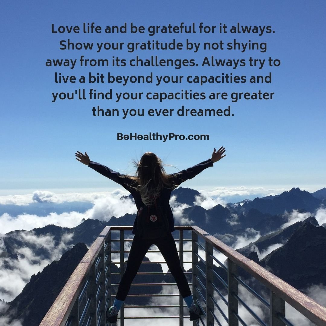 Девушка в кресле