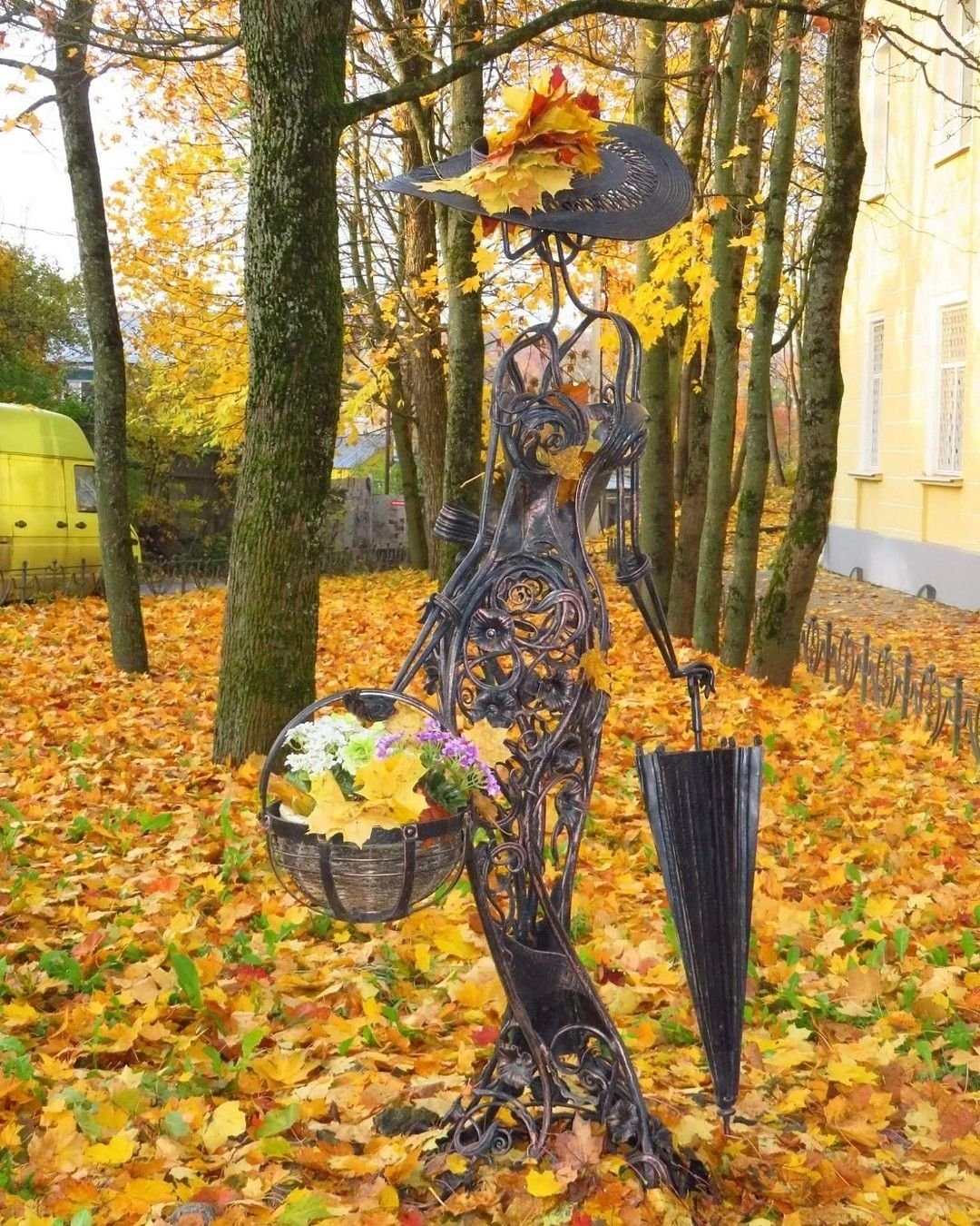 Осенняя скульптура