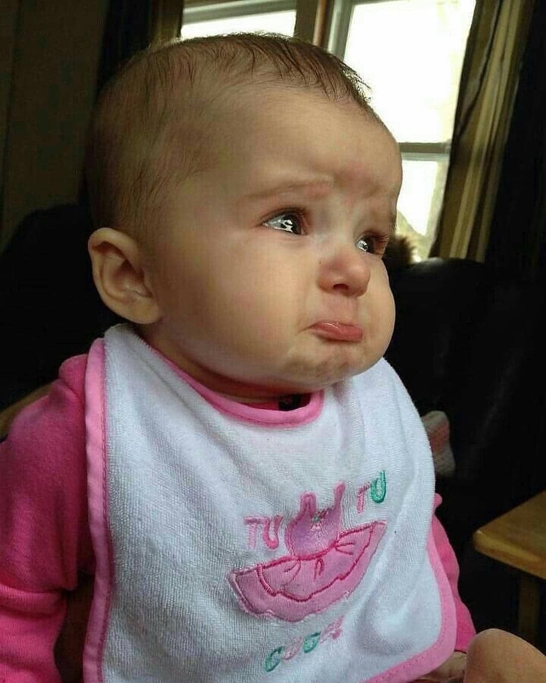 Маленькая девочка гримасы язык