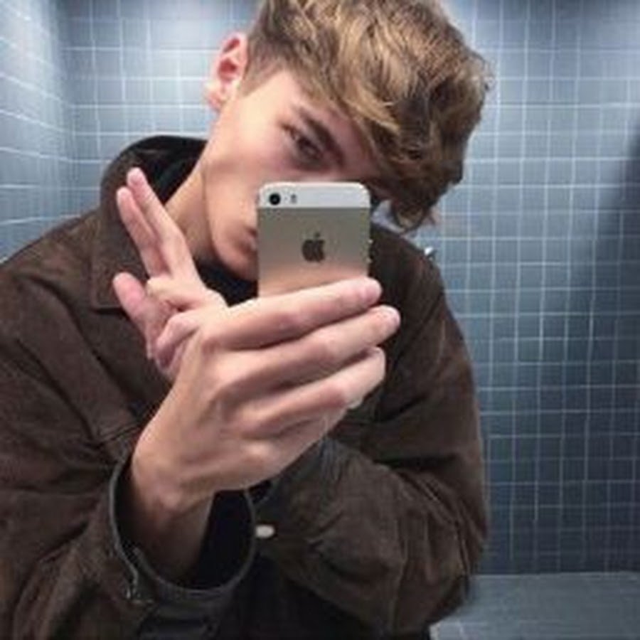 Человек с телефоном в руке