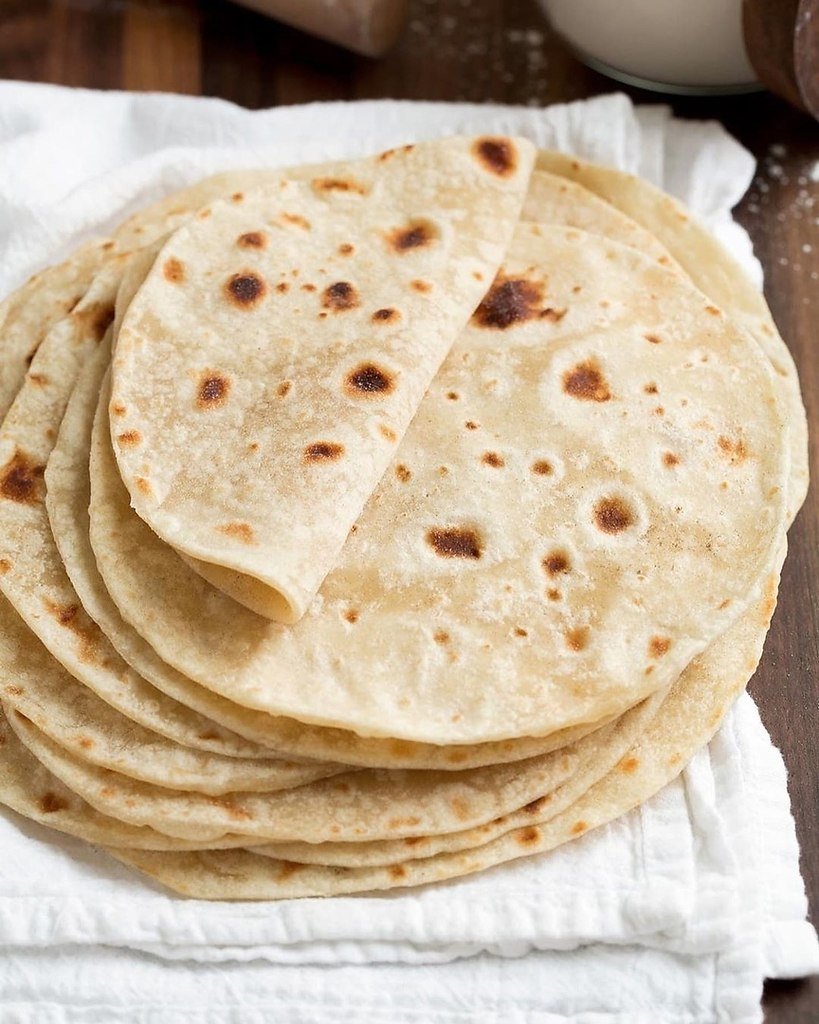 Лепешка узбекская на тарелке