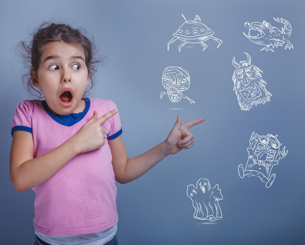 Плюшевый медведь на кровати в темноте