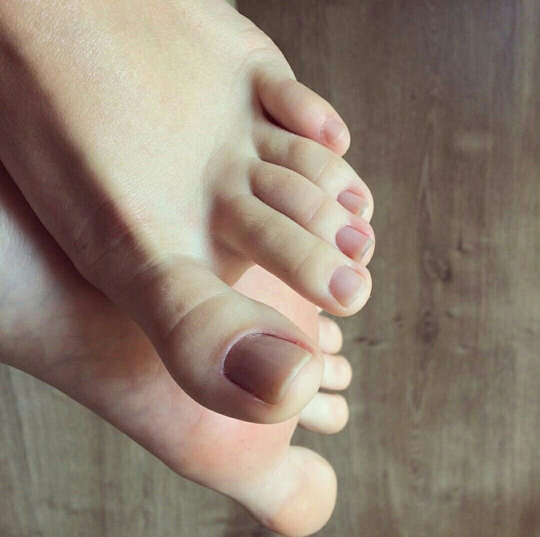 Женские пальцы. Женские пальцы ног. Пальчики девчонки