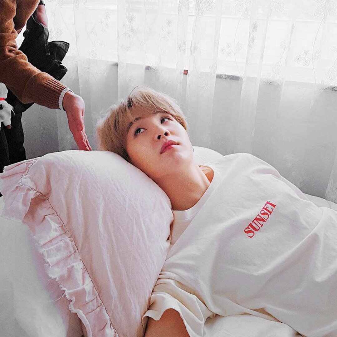 БТС Юнги в кровати