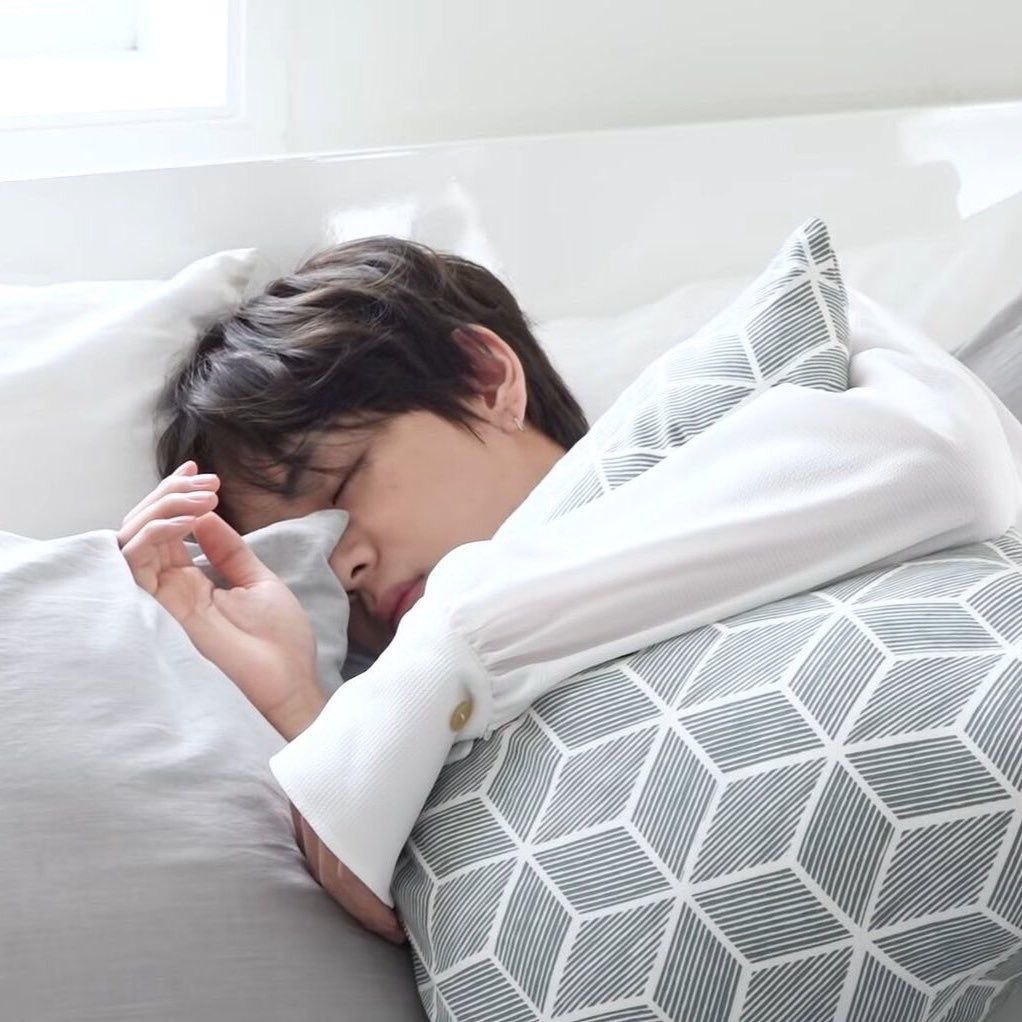 БТС Чонгук спит