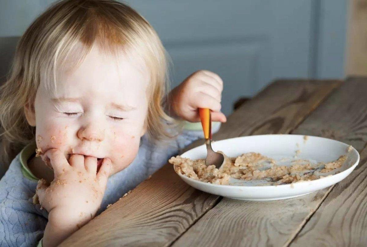 Ребенок кушает мясо