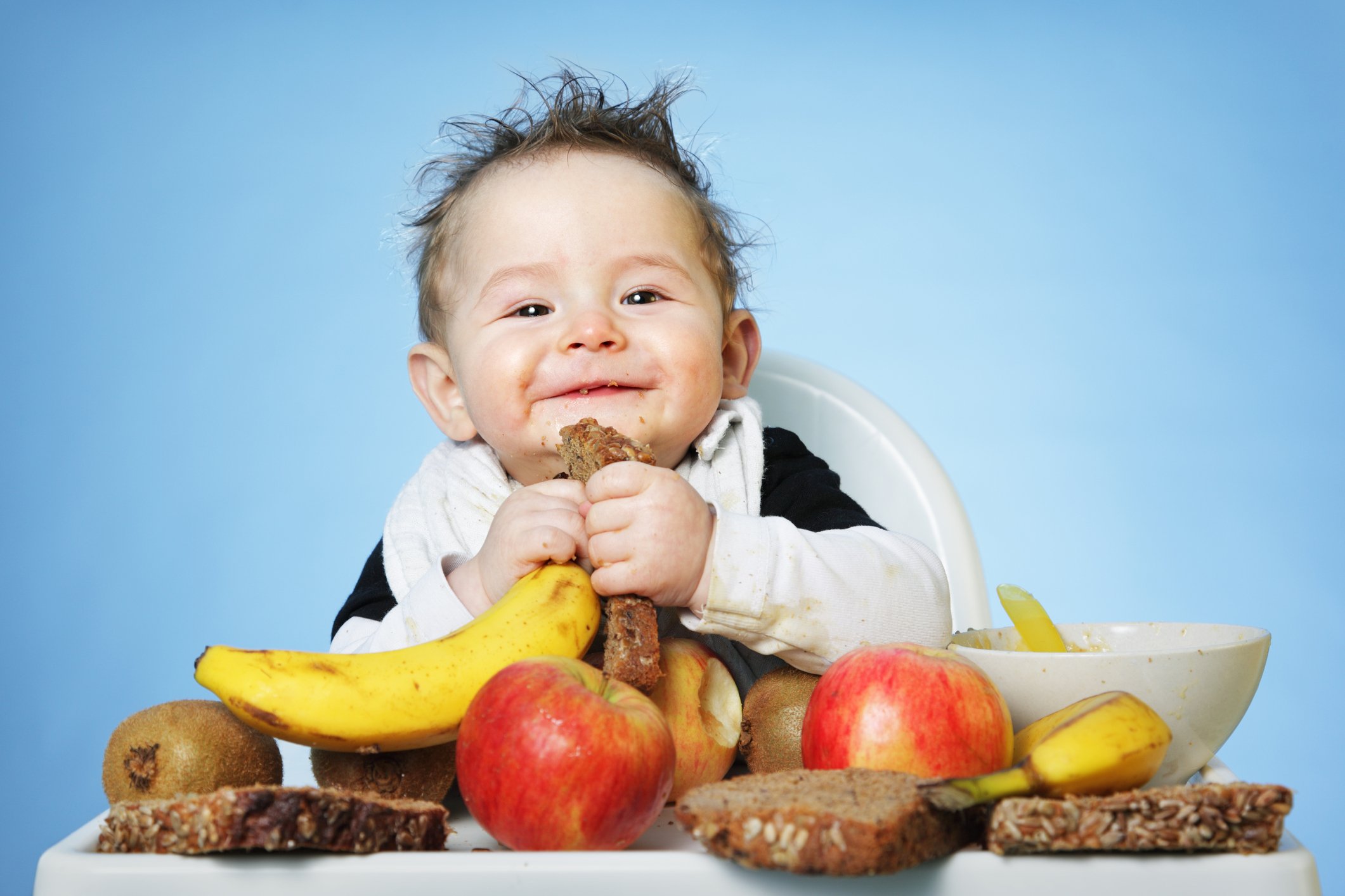 Употребление детьми готовых домашних блюд предоставленных родителями. Еда для детей. Питание детей. Здоровое питание для детей. Ребенок ест.