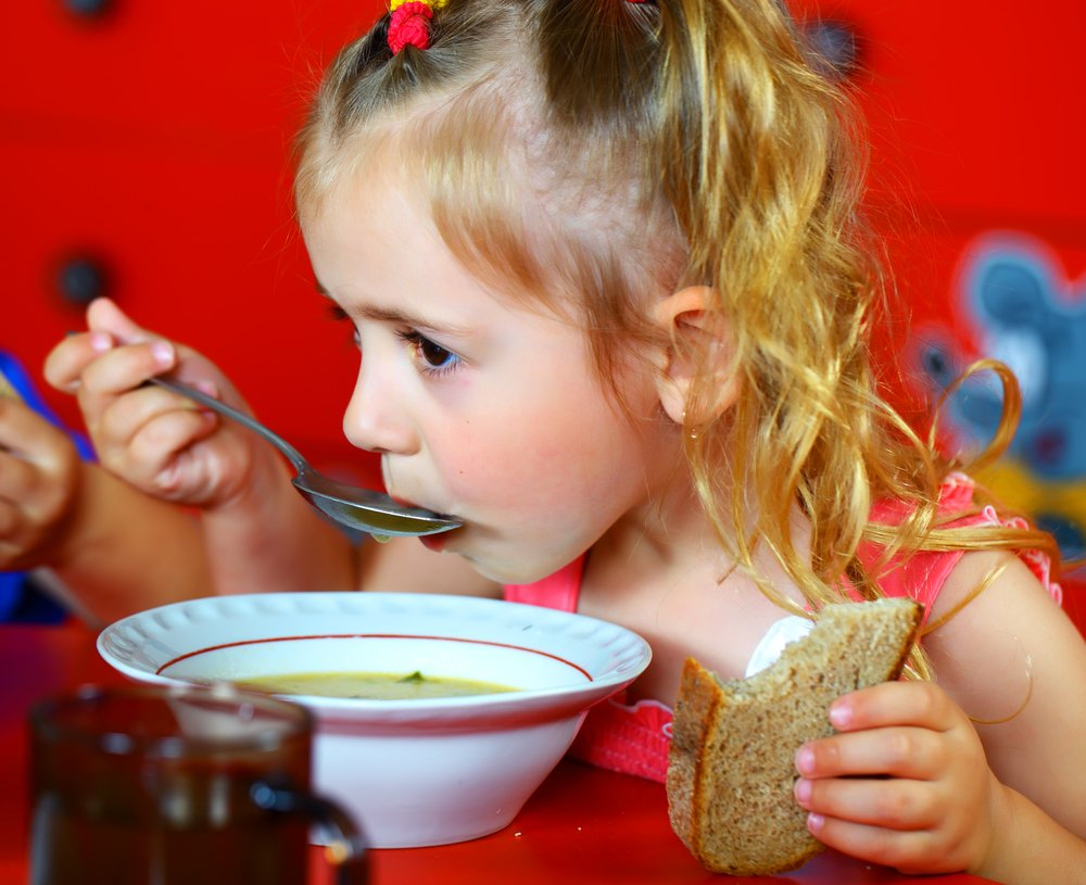 Мальчик ест мультяшный