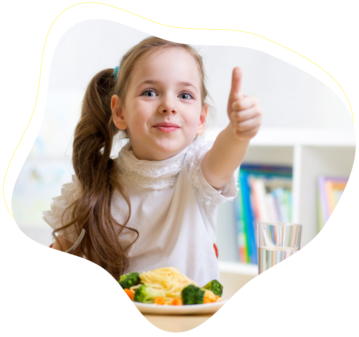 Маленький ребенок с едой