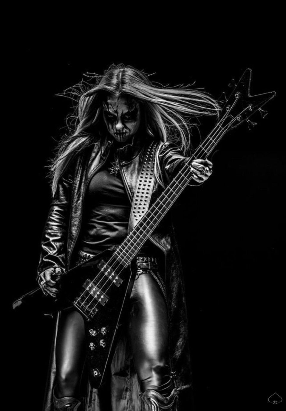 Миа Уоллес, бас-гитаристка