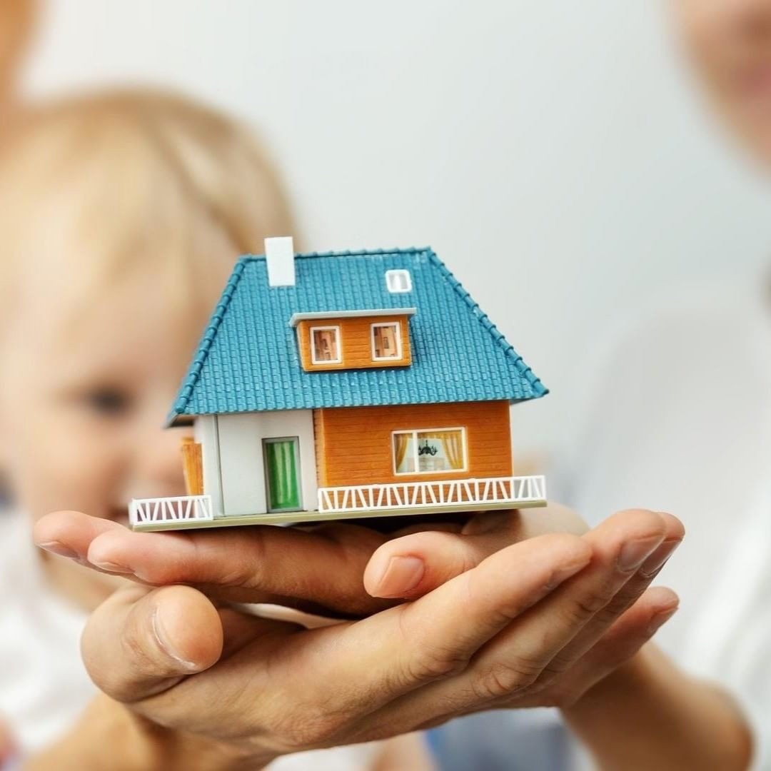 Мама с ребенком на белом фоне