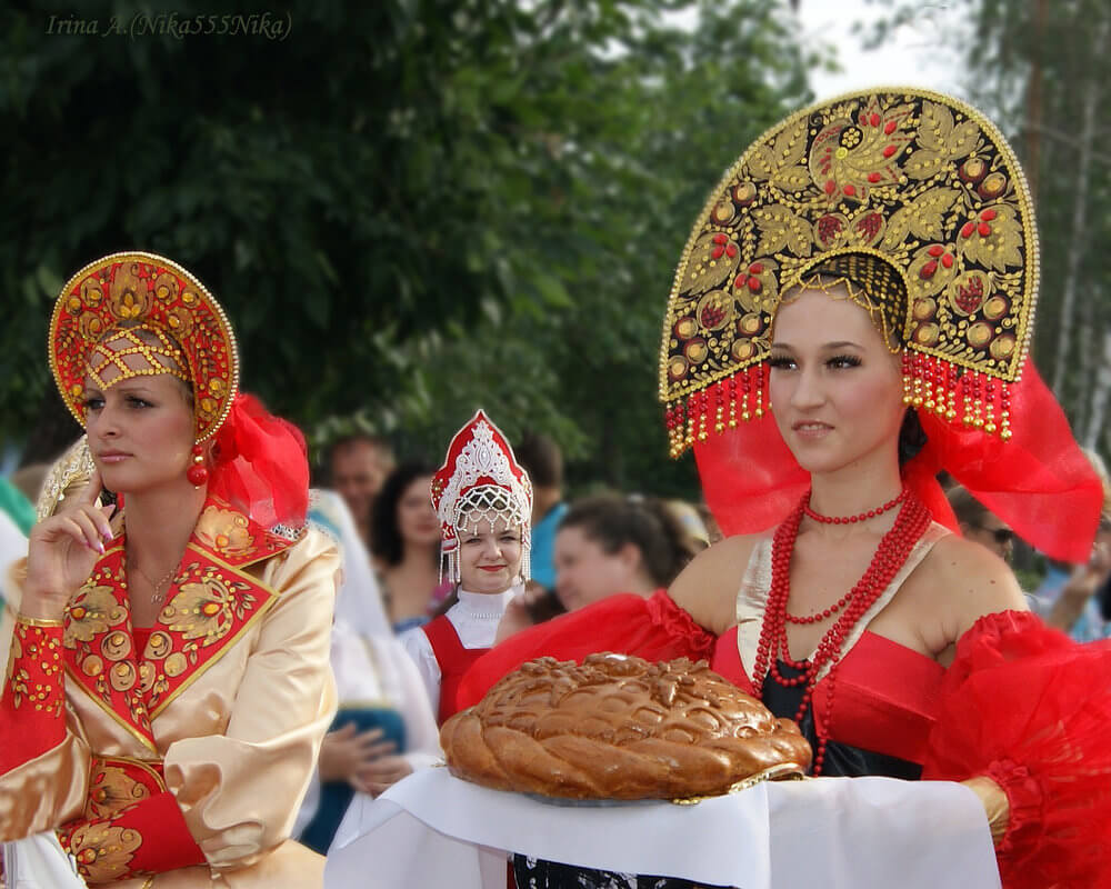 Радушный. Встреча с хлебом и солью. Хлеб соль встреча гостей. Встреча с караваем. Баба в кокошнике с караваем.