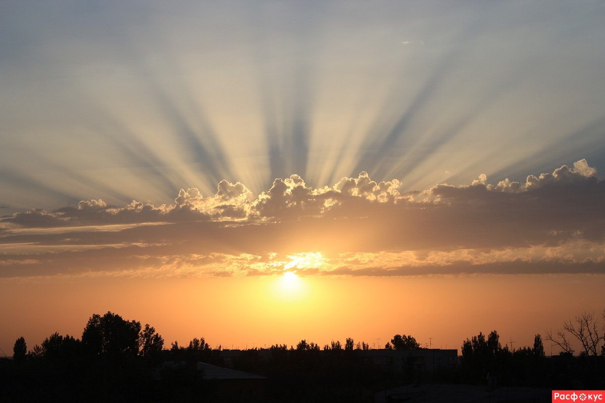 Женщина с распростертыми руками